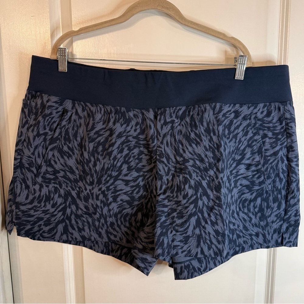 NWT Athleta Women’s Trekkie North NVLX Printed Shorts - Size 20